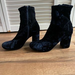 Woman’s MIA Blue Zip Up Velvet Ankle Bootie Size 8.5